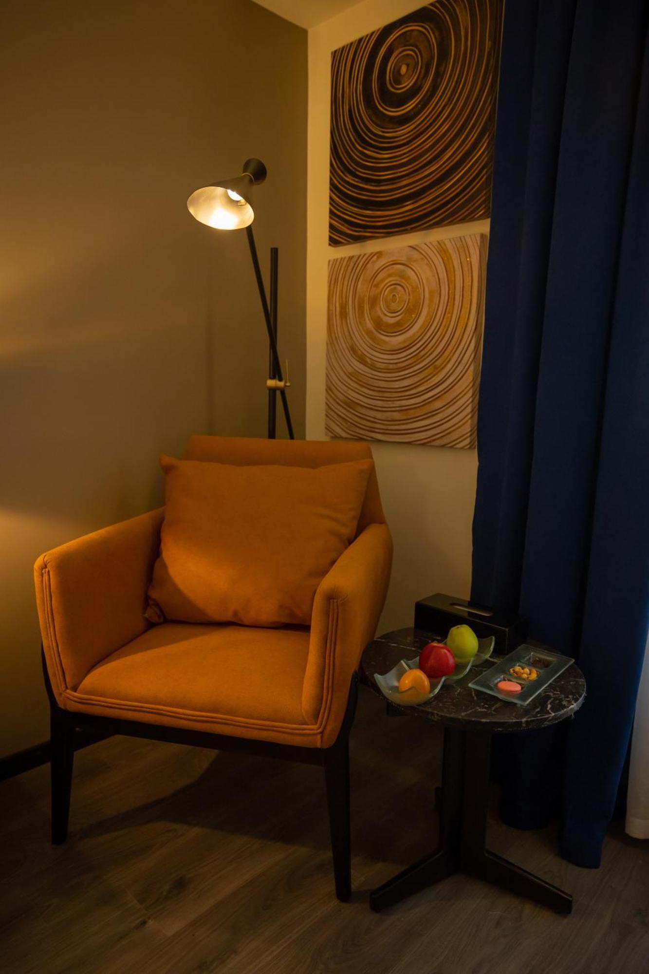 Le Passage Cairo Hotel & Casino Dış mekan fotoğraf A chair in a hotel room